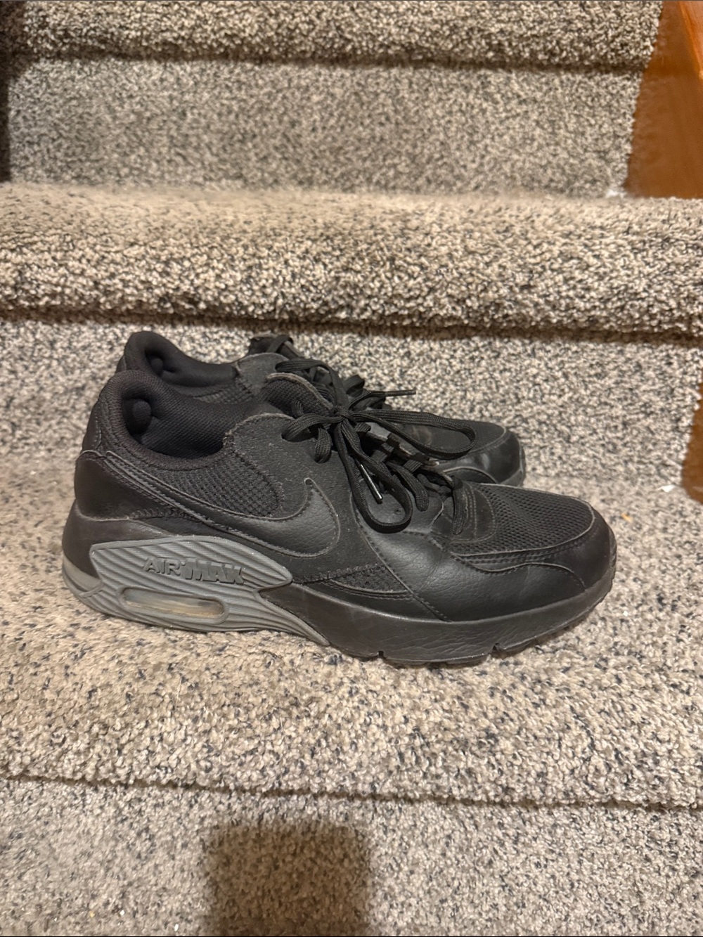 Nike Black Men's Air Max Sneakers with Gray Midsole